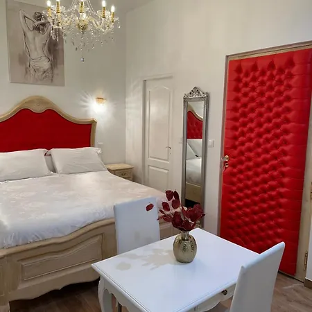 Petit Presbytere Dans L'eglise * ناربون